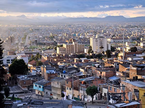 5. Colombia Mức tăng giá trong 5 năm qua: 39,4% Colombia là quốc gia duy nhất ở Nam Mỹ có tên trong danh sách. Kinh tế nhanh chóng mở rộng, với GDP tăng trưởng gần 6% trong năm 2011 (cao nhất trong bốn năm qua) đã dẫn đến sự gia tăng việc mua nhà, đặc biệt là tầng lớp trung lưu ngày càng tăng. Giá bất động sản tăng 3,2% trong năm 2011, trong khi doanh số bán nhà mới tăng 19% so với một năm trước. 5. Colombia Mức tăng giá trong 5 năm qua: 39,4% Colombia là quốc gia duy nhất ở Nam Mỹ có tên trong danh sách. Kinh tế nhanh chóng mở rộng, với GDP tăng trưởng gần 6% trong năm 2011 (cao nhất trong bốn năm qua) đã dẫn đến sự gia tăng việc mua nhà, đặc biệt là tầng lớp trung lưu ngày càng tăng. Giá bất động sản tăng 3,2% trong năm 2011, trong khi doanh số bán nhà mới tăng 19% so với một năm trước.