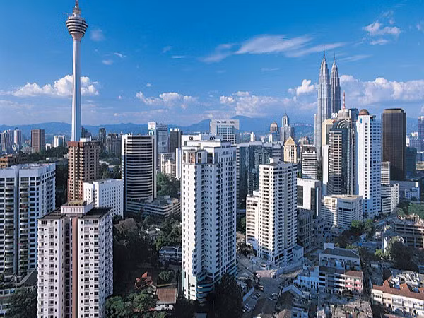 9. Malaysia Mức tăng giá trong 5 năm qua: 28,5% Trong một nỗ lực để kiềm chế giá nhà leo thang tại Malaysia, chính phủ đang xem xét tăng gấp đôi giá nhập cảnh cho người nước ngoài mua bất động sản ở nước này. Trong quý III năm ngoái, giá nhà tăng 6,6% so với cùng kỳ một năm trước. Năm 2011, giá nhà ở Kuala Lumpur vào khoảng 5.000 USD cho mỗi mét vuông hoặc 500 USD cho mỗi foot vuông. Cũng trong năm ngoái, 11 tòa chung cư cao cấp đã được hoàn thiện ở Kuala Lumpur, cung cấp thêm 29.364 căn hộ. Năm 2012 dự kiến sẽ có 2.599 căn hộ nữa được hoàn thành. 9. Malaysia Mức tăng giá trong 5 năm qua: 28,5% Trong một nỗ lực để kiềm chế giá nhà leo thang tại Malaysia, chính phủ đang xem xét tăng gấp đôi giá nhập cảnh cho người nước ngoài mua bất động sản ở nước này. Trong quý III năm ngoái, giá nhà tăng 6,6% so với cùng kỳ một năm trước. Năm 2011, giá nhà ở Kuala Lumpur vào khoảng 5.000 USD cho mỗi mét vuông hoặc 500 USD cho mỗi foot vuông. Cũng trong năm ngoái, 11 tòa chung cư cao cấp đã được hoàn thiện ở Kuala Lumpur, cung cấp thêm 29.364 căn hộ. Năm 2012 dự kiến sẽ có 2.599 căn hộ nữa được hoàn thành.