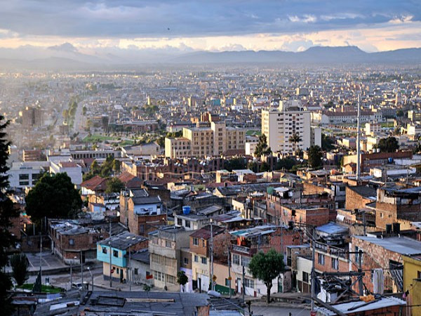 5. Colombia Mức tăng giá trong 5 năm qua: 39,4% Colombia là quốc gia duy nhất ở Nam Mỹ có tên trong danh sách. Kinh tế nhanh chóng mở rộng, với GDP tăng trưởng gần 6% trong năm 2011 (cao nhất trong bốn năm qua) đã dẫn đến sự gia tăng việc mua nhà, đặc biệt là tầng lớp trung lưu ngày càng tăng. Giá bất động sản tăng 3,2% trong năm 2011, trong khi doanh số bán nhà mới tăng 19% so với một năm trước. 5. Colombia Mức tăng giá trong 5 năm qua: 39,4% Colombia là quốc gia duy nhất ở Nam Mỹ có tên trong danh sách. Kinh tế nhanh chóng mở rộng, với GDP tăng trưởng gần 6% trong năm 2011 (cao nhất trong bốn năm qua) đã dẫn đến sự gia tăng việc mua nhà, đặc biệt là tầng lớp trung lưu ngày càng tăng. Giá bất động sản tăng 3,2% trong năm 2011, trong khi doanh số bán nhà mới tăng 19% so với một năm trước.