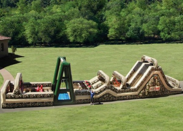 Chiếc phao dài gần 26 m này là một khóa học quân sự độc đáo. Nó cung cấp đầy đủ các chướng ngại vật của một khóa học với hai lần đu dây thừng và một cái hố sâu hơn 3 m. Vì là phao nên tất nhiên nó không hề gây thương tích cho người sử dụng và có giá khoảng 12.500 USD. Chiếc phao dài gần 26 m này là một khóa học quân sự độc đáo. Nó cung cấp đầy đủ các chướng ngại vật của một khóa học với hai lần đu dây thừng và một cái hố sâu hơn 3 m. Vì là phao nên tất nhiên nó không hề gây thương tích cho người sử dụng và có giá khoảng 12.500 USD.