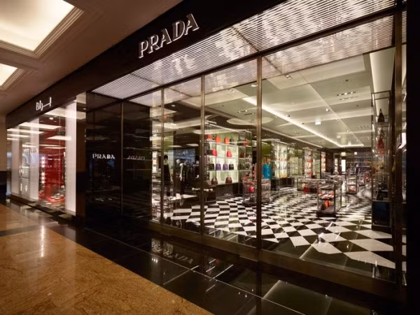 6. Prada Giá trị thương hiệu: 5,8 tỷ USD Prada là hãng thời trang xa xỉ nổi tiếng của Ý. Hệ thống cửa hàng của Prada đã tăng 42% trong quý I năm 2012 và đạt tổng doanh thu khoảng 541,5 triệu euro. Thành công của Prada xuất phát chủ yếu từ việc mở rộng hệ thống cửa hàng của mình. Từ tháng 4/2011 cho đến nay đã có hơn 65 cửa hàng được mở ra. Trong ba năm tới, Prada đang lên kế hoạch khai trương thêm khoảng 80 cửa hàng mỗi năm, trong đó có 30 cửa hàng ở Trung Quốc. 6. Prada Giá trị thương hiệu: 5,8 tỷ USD Prada là hãng thời trang xa xỉ nổi tiếng của Ý. Hệ thống cửa hàng của Prada đã tăng 42% trong quý I năm 2012 và đạt tổng doanh thu khoảng 541,5 triệu euro. Thành công của Prada xuất phát chủ yếu từ việc mở rộng hệ thống cửa hàng của mình. Từ tháng 4/2011 cho đến nay đã có hơn 65 cửa hàng được mở ra. Trong ba năm tới, Prada đang lên kế hoạch khai trương thêm khoảng 80 cửa hàng mỗi năm, trong đó có 30 cửa hàng ở Trung Quốc.