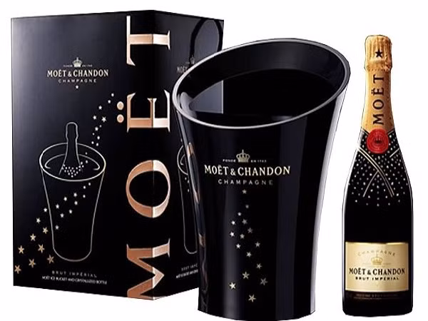 9. Moet & Chandon Giá trị thương hiệu: 4,2 tỷ USD, giảm 8% Các thương hiệu rượu sâm banh như Moet & Chandon, Dom Perignon, Veuve Cliquot và Krug đang chiếm 18,3% thị trường toàn cầu. Trong đó, Moet & Chandon, thương hiệu rượu cao cấp thuộc Tập đoàn Moët Hennessy Louis Vuitton (LVMH), luôn được giới sành rượu ưa chuộng.Vì thế, không có gì đáng ngạc nhiên khi 1,8 tỷ euro doanh thu của LVMH đến chủ yếu từ rượu sâm banh. 9. Moet & Chandon Giá trị thương hiệu: 4,2 tỷ USD, giảm 8% Các thương hiệu rượu sâm banh như Moet & Chandon, Dom Perignon, Veuve Cliquot và Krug đang chiếm 18,3% thị trường toàn cầu. Trong đó, Moet & Chandon, thương hiệu rượu cao cấp thuộc Tập đoàn Moët Hennessy Louis Vuitton (LVMH), luôn được giới sành rượu ưa chuộng.Vì thế, không có gì đáng ngạc nhiên khi 1,8 tỷ euro doanh thu của LVMH đến chủ yếu từ rượu sâm banh.