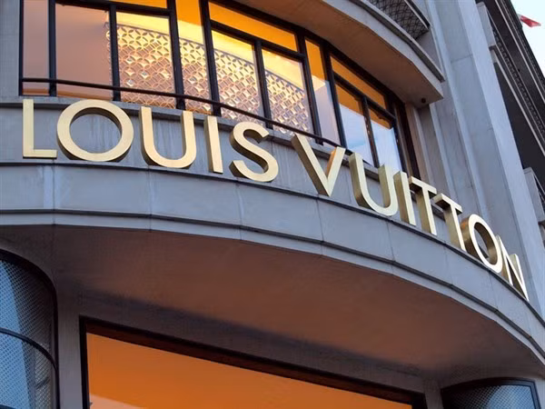 1. Louis Vuitton Giá trị thương hiệu: 25,9 tỷ USD, tăng 7% Đây là thương hiệu thời trang cao cấp được rất nhiều người nổi tiếng ưa chuộng như Angelina Jolie, Pelé, Diego Maradona, Zinedine Zidane… Louis Vuitton hiện đang kiểm soát hệ thống hơn 1.200 cửa hàng trên toàn thế giới. Tuy nhiên, tốc độ tăng trưởng của thương hiệu này chỉ phụ thuộc chủ yếu vào các nước ở châu Á và Nam Mỹ. Doanh số bán hàng thực sự trì trệ ở châu Âu và Mỹ. 1. Louis Vuitton Giá trị thương hiệu: 25,9 tỷ USD, tăng 7% Đây là thương hiệu thời trang cao cấp được rất nhiều người nổi tiếng ưa chuộng như Angelina Jolie, Pelé, Diego Maradona, Zinedine Zidane… Louis Vuitton hiện đang kiểm soát hệ thống hơn 1.200 cửa hàng trên toàn thế giới. Tuy nhiên, tốc độ tăng trưởng của thương hiệu này chỉ phụ thuộc chủ yếu vào các nước ở châu Á và Nam Mỹ. Doanh số bán hàng thực sự trì trệ ở châu Âu và Mỹ.