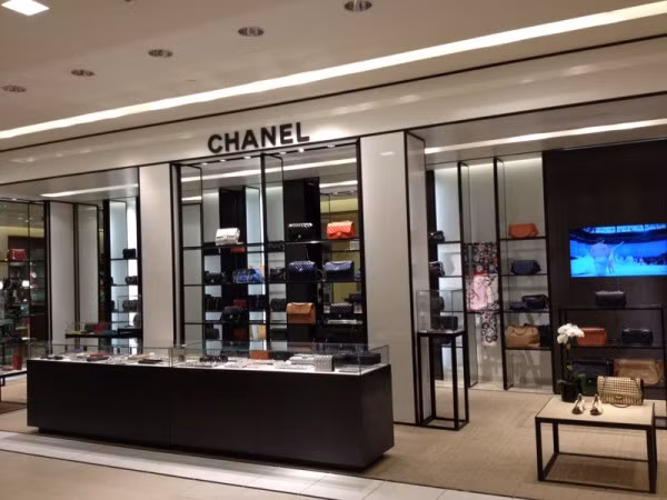 4. Chanel Giá trị thương hiệu: 6,7 tỷ USD, giảm 2% Hãng Chanel rất nổi tiếng về nước hoa và thời trang cao cấp. Hãng cũng mở rộng kinh doanh sang hàng tiêu dùng như giày dép, ví tiền, đồ trang sức. Giống như các thương hiệu cao cấp khác, hiện nay, Chanel quan tâm nhiều đến thị trường châu Á, đặc biệt là thị trường Nhật Bản. 4. Chanel Giá trị thương hiệu: 6,7 tỷ USD, giảm 2% Hãng Chanel rất nổi tiếng về nước hoa và thời trang cao cấp. Hãng cũng mở rộng kinh doanh sang hàng tiêu dùng như giày dép, ví tiền, đồ trang sức. Giống như các thương hiệu cao cấp khác, hiện nay, Chanel quan tâm nhiều đến thị trường châu Á, đặc biệt là thị trường Nhật Bản.