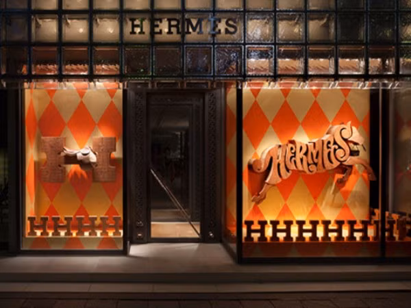 2. Hermes Giá trị thương hiệu: 19,2 USD, tăng 61% Trong quý I năm 2012, thương hiệu Hermes đã tăng trưởng 22% và đạt doanh thu lên tới 777 triệu euro. Bí quyết thành công của Hermes chính là kiểm soát công ty trong sự quản lý của gia đình. Tháng 6 năm 2013, Axel Dumas sẽ thay Patrick Thomas làm CEO, điều hành công ty cùng với Thomas Dumas, thành viên thuộc thế hệ thứ 6 của gia đình. 2. Hermes Giá trị thương hiệu: 19,2 USD, tăng 61% Trong quý I năm 2012, thương hiệu Hermes đã tăng trưởng 22% và đạt doanh thu lên tới 777 triệu euro. Bí quyết thành công của Hermes chính là kiểm soát công ty trong sự quản lý của gia đình. Tháng 6 năm 2013, Axel Dumas sẽ thay Patrick Thomas làm CEO, điều hành công ty cùng với Thomas Dumas, thành viên thuộc thế hệ thứ 6 của gia đình.