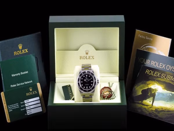 3. Rolex Giá trị thương hiệu: 7,2 tỷ USD, tăng 36% Rolex là nhãn hiệu đồng hồ được giới nhà giàu yêu thích. Tính chính xác là điều quan trọng của thương hiệu này. Năm 1931, Rolex đăng ký bản quyền chiếc đồng hồ lên giây vĩnh cửu đầu tiên. Năm 1945, nhà sản xuất đã thêm vào chiếc đồng hồ đầu tiên có cửa sổ ghi nhận ngày tháng. Khách hàng chọn Rolex không chỉ vì chất lượng, sự chính xác mà còn cả khẳng định đẳng cấp. 3. Rolex Giá trị thương hiệu: 7,2 tỷ USD, tăng 36% Rolex là nhãn hiệu đồng hồ được giới nhà giàu yêu thích. Tính chính xác là điều quan trọng của thương hiệu này. Năm 1931, Rolex đăng ký bản quyền chiếc đồng hồ lên giây vĩnh cửu đầu tiên. Năm 1945, nhà sản xuất đã thêm vào chiếc đồng hồ đầu tiên có cửa sổ ghi nhận ngày tháng. Khách hàng chọn Rolex không chỉ vì chất lượng, sự chính xác mà còn cả khẳng định đẳng cấp.