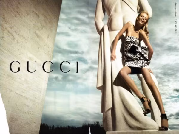 5. Gucci Giá trị thương hiệu: 6,4 tỷ USD, giảm 14% 56% doanh số bán hàng của Gucci đến từ hàng da. Tuy giá trị thương hiệu có giảm nhưng trong năm 2011, doanh số bán hàng của Gucci đã đạt được 3,2 tỷ euro, tăng 18% so với năm trước. 5. Gucci Giá trị thương hiệu: 6,4 tỷ USD, giảm 14% 56% doanh số bán hàng của Gucci đến từ hàng da. Tuy giá trị thương hiệu có giảm nhưng trong năm 2011, doanh số bán hàng của Gucci đã đạt được 3,2 tỷ euro, tăng 18% so với năm trước.