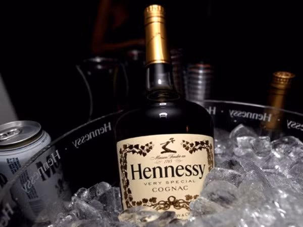 8. Hennessy Giá trị thương hiệu: 4,6 tỷ USD, giảm 8% Sáng tạo vào năm 1765 bởi Richard Hennessy, Hennessy là một công ty sản xuất rượu hàng đầu của Pháp và đồng lãnh đạo là công ty sản xuất hàng hiệu nổi tiếng Louis Vuitton. Hiện nay, thương hiệu rượu Hennessy đang chiếm 41,1% thị trường toàn cầu và đạt doanh thu khoảng 1,7 tỷ euro vào năm ngoái. 8. Hennessy Giá trị thương hiệu: 4,6 tỷ USD, giảm 8% Sáng tạo vào năm 1765 bởi Richard Hennessy, Hennessy là một công ty sản xuất rượu hàng đầu của Pháp và đồng lãnh đạo là công ty sản xuất hàng hiệu nổi tiếng Louis Vuitton. Hiện nay, thương hiệu rượu Hennessy đang chiếm 41,1% thị trường toàn cầu và đạt doanh thu khoảng 1,7 tỷ euro vào năm ngoái.