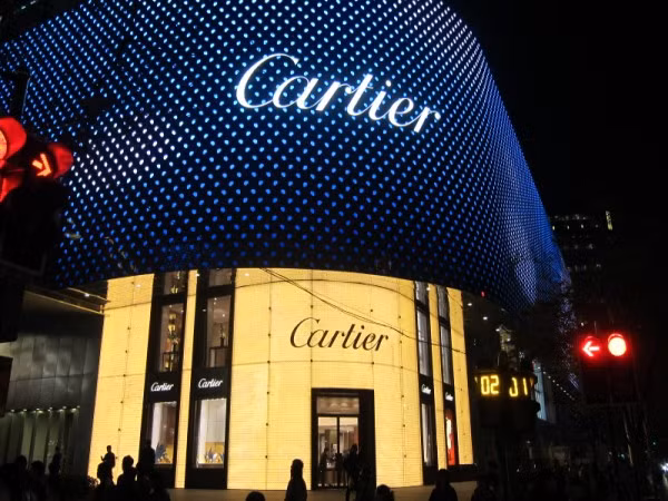 7. Cartier Giá trị thương hiệu: 4,8 tỷ USD, giảm 9% Cartier là nhãn hiệu nổi tiếng cho những mẫu đồng hồ, nữ trang, nước hoa sang trọng bậc nhất nước Pháp. Tuy giá trị thương hiệu có phần giảm sút nhưng đây vẫn là thương hiệu đồ trang sức đắt giá nhất thế giới với doanh thu năm ngoái đạt 4,5 tỷ euro, tăng 3,5 tỷ euro so với năm 2010. 7. Cartier Giá trị thương hiệu: 4,8 tỷ USD, giảm 9% Cartier là nhãn hiệu nổi tiếng cho những mẫu đồng hồ, nữ trang, nước hoa sang trọng bậc nhất nước Pháp. Tuy giá trị thương hiệu có phần giảm sút nhưng đây vẫn là thương hiệu đồ trang sức đắt giá nhất thế giới với doanh thu năm ngoái đạt 4,5 tỷ euro, tăng 3,5 tỷ euro so với năm 2010.