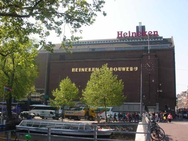 15. Hà Lan Dân số: 16,6 triệu người; 2,1% là triệu phú. Hà Lan đã có 152 hộ gia đình triệu phú vào cuối năm 2011. Người Hà Lan giàu có nhất là bà Charlene de Carvalho-Heineken, người thừa kế một thương hiệu bia nổi tiếng, với tổng tài sản lên tới 7,5 tỷ USD. 15. Hà Lan Dân số: 16,6 triệu người; 2,1% là triệu phú. Hà Lan đã có 152 hộ gia đình triệu phú vào cuối năm 2011. Người Hà Lan giàu có nhất là bà Charlene de Carvalho-Heineken, người thừa kế một thương hiệu bia nổi tiếng, với tổng tài sản lên tới 7,5 tỷ USD.