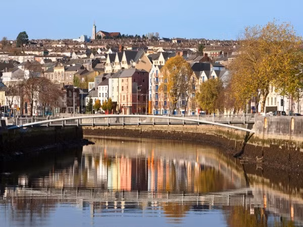 14. Ireland Dân số: 4,48 triệu người; 2,2% là triệu phú. Mặc dù nền kinh tế khó khăn, Ireland vẫn là một trong ba nước ở châu Âu có nhiều triệu phú nhất tính theo đầu người. Ireland có năm tỷ phú trong danh sách tỷ phú của Forbes. Giàu có nhất là Pallonji Mistry, một ông trùm xây dựng, với tài sản trị giá 9,7 tỷ USD.