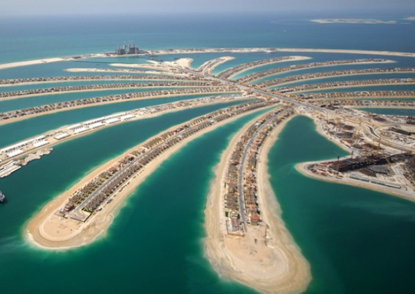 6. Các Tiểu vương quốc Ả Rập thống nhất Dân số: 7,5 triệu người; 5% là triệu phú. Mặc dù Dubai bị ảnh hưởng nặng nề bởi suy thoái kinh tế nhưng các nước Ả Rập bé xíu vẫn còn có một tỷ lệ tương đối cao của các hộ gia đình triệu phú. Gia đình giàu có ở UAE là gia đình của Abdul Azis al Guhrair, chủ tịch của một ngân hàng hàng đầu quốc gia và có tài sản ước tính khoảng 2,9 tỷ USD, theo Forbes. 6. Các Tiểu vương quốc Ả Rập thống nhất Dân số: 7,5 triệu người; 5% là triệu phú. Mặc dù Dubai bị ảnh hưởng nặng nề bởi suy thoái kinh tế nhưng các nước Ả Rập bé xíu vẫn còn có một tỷ lệ tương đối cao của các hộ gia đình triệu phú. Gia đình giàu có ở UAE là gia đình của Abdul Azis al Guhrair, chủ tịch của một ngân hàng hàng đầu quốc gia và có tài sản ước tính khoảng 2,9 tỷ USD, theo Forbes.