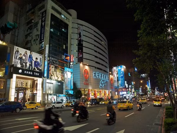 9. Đài Loan Dân sô: 23,2 triệu người; 3,2% là triệu phú. Đài Loan có hộ gia đình triệu phú nhiều thứ tám thế giới. Hòn đảo này cũng có 375 hộ gia đình sở hữu tài sản 100 triệu USD trở lên, cứ 100.000 hộ dân thì có 5 hộ là triệu phú.