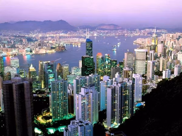 5. Hồng Kông Dân số: 7 triệu người; 8,8% là triệu phú. Theo Tập đoàn Boston Consulting, Hồng Kông có nhiều tỷ phú hơn bất kỳ nơi nào khác. Hồng Kông cũng được biết đến là hòn đảo của sự giàu có.