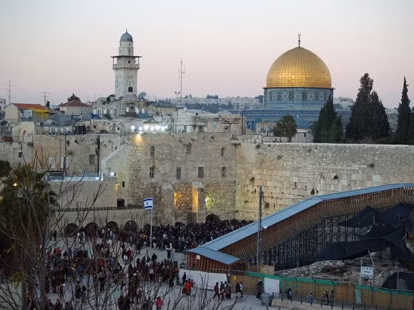 8. Israel Dân số: 7,6 triệu người; 3,6% là triệu phú. Israel, một đất nước phát triển hàng đầu trong lĩnh vực công nghệ, có 83.000 hộ gia đình triệu phú. Người giàu nhất Israel là Idan Ofer, người thừa kế một tài sản khổng lồ với 6,2 tỷ USD, theo tạp chí Forbes.