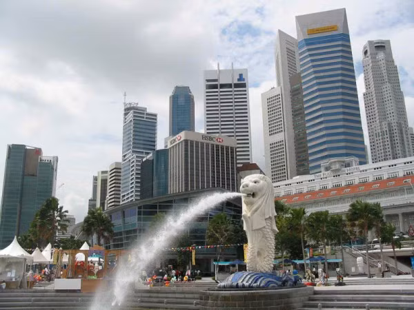 1. Singapore Dân sô: 5 triệu người; 17% là triệu phú. Singapore là một trong những trung tâm tài chính ngân hàng lớn nhất châu Á và là nơi lý tưởng để triệu phú lựa chọn sinh sống. Theo Tập đoàn Boston Consulting, cứ 100.000 hộ gia đình sống ở Singapore thì có 10 gia đình sở hữu số tài sản từ 100 triệu USD trở lên.