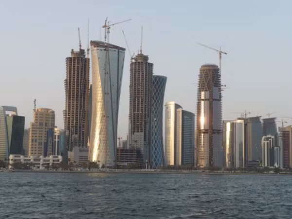 2. Qatar Dân số: 1,76 triệu người; 14,3% là triệu phú. Đất nước dầu mỏ này có 45.000 hộ gia đình là triệu phú. Quốc vương giàu có của Qatar đã bỏ ra rất nhiều tiền để xây dựng bộ sưu tập các tác phẩm nghệ thuật đương đại, trong đó có một tác phẩm nghệ thuật đắt nhất thế giới với giá 250 triệu USD.