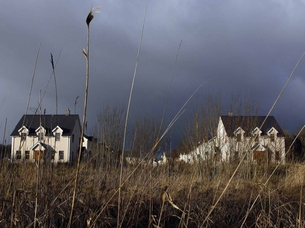 Nhiều chủ căn hộ còn không buồn rao bán thậm chí ngay cả khi có người tìm mua. Chỉ có một số nhà đã được bán bởi các nhà đầu tư trước khi họ bị phá sản.