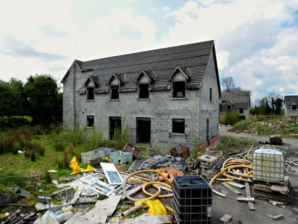 Hạt Longford (Ireland) Không có nơi nào mà những vết thẹo của bong bóng nhà đất Ireland kéo dài suốt một thập kỷ và tiếp theo là sự sụp đổ về tài chính ảnh hưởng nặng nề như ở hạt Longford. Nằm cách thủ đô Dublin 75 dặm về phía Tây, hạt Longford với dân số khoảng 10.000 người và có tới 19 dự án bất động sản bị bỏ hoang.