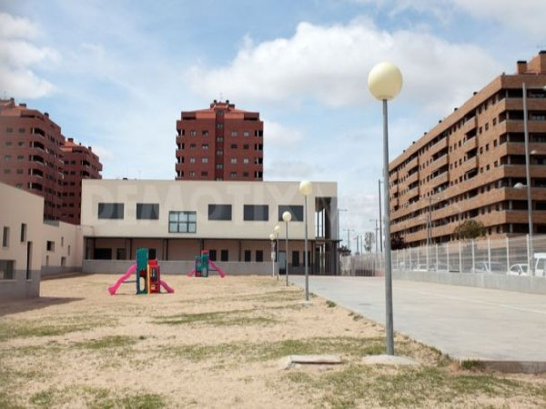 Một trong những ví dụ điển hình là anh Juan Carlos Caballero cùng người cha của mình đã mua một căn hộ ở Sesena trong năm 2008 với giá 185.000 euro. Cả hai đều tin rằng sẽ kiếm được lời sau vụ đầu tư này. Nhưng bất động sản ở Tây Ban Nha sụt giảm khiến họ bị mắc kẹt trong dự án này. Khu đô thị chẳng có lấy một nhà thuốc, giao thông bất tiện, một vài nhà hàng chỉ mở cửa một vài ngày trong tuần vì vắng khách.