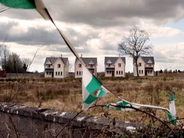 Các dự án phần lớn nằm ở vùng ngoại ô của thị trấn và chứa gần 1.000 ngôi nhà trống rỗng. Cơ quan Quản lý tài sản Quốc gia Ireland hiện đang tìm cách đòi lại 32 tỷ euro từ các chủ đầu tư đã vay tiền để làm dự án sau khi thị trường bất động sản sụp đổ.