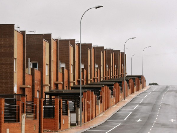 Yebes (Tây Ban Nha) Nằm gần thủ đô Madrid của Tây Ban Nha, dự án Yebes hứa hẹn sẽ là một dự án phát triển với 9.000 căn hộ và nhà nhỏ dự kiến được xây dựng. Tuy nhiên, chỉ 1500 căn hộ trong số chúng đã được hoàn tất trước khi các nhà đầu tư bị phá sản. Hiện mới có 3.000 cư dân sống ở Yebes, so với mức 30.000 người theo dự kiến ban đầu và không hề có dịch vụ tàu cao tốc như các nhà chức trách đã hứa. Thị trưởng Yebes, ông Joaquin Ormazabal, nói với hãng thông tấn AP rằng: "Nhà ga được xây dựng, xe lửa đã được mua nhưng chúng sẽ không bao giờ được chạy".