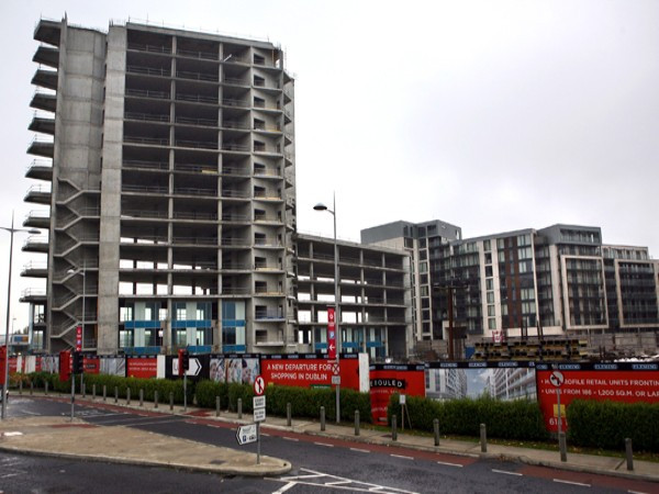 Sandyford (Ireland) Một loạt công trình xây dựng dang dở đang bị bỏ hoang ở Sandyford. Ở quốc gia có giá đất đắt nhất châu Âu này còn tới hơn 600 khu bất động sản vẫn chưa thể hoàn thành.