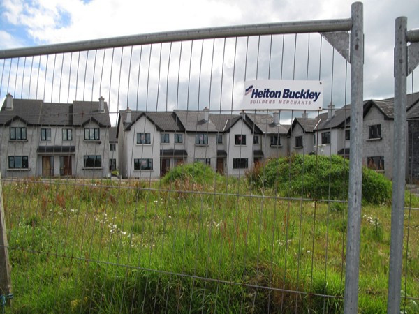 Hạt Galway (Ireland) Ở hạt Galway đã có 143 ngôi nhà hoàn thiện nhưng đang bị bỏ trống. Hơn 1/4 số căn nhà chưa hoàn thành đang là mối nguy hiểm cho người dân sống quanh khu vực này bởi vì có nhiều hố ga chưa đậy nắp và các tòa nhà được xây dựng không kiên cố.