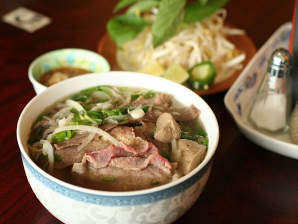 Phở (Việt Nam) Phở là món ăn sáng phổ biến nhất của Việt Nam. Nó có nước dùng rất thơm ngon, bánh phở, thịt bò hoặc thịt gà, đủ cung cấp năng lượng để bạn làm việc suốt cả ngày. Phở (Việt Nam) Phở là món ăn sáng phổ biến nhất của Việt Nam. Nó có nước dùng rất thơm ngon, bánh phở, thịt bò hoặc thịt gà, đủ cung cấp năng lượng để bạn làm việc suốt cả ngày.