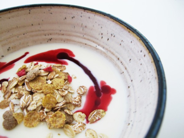 Filmjölk (Scandinavia) Được làm từ sữa lên men, món ăn này có phần giống sữa chua với hương vị tương tự như hương vị pha trộn giữa kem chua và bơ. Filmjölk là món ăn truyền thống vào buổi sáng với ngũ cốc trộn của người dân vùng bán đảo Scandinavia. Filmjölk (Scandinavia) Được làm từ sữa lên men, món ăn này có phần giống sữa chua với hương vị tương tự như hương vị pha trộn giữa kem chua và bơ. Filmjölk là món ăn truyền thống vào buổi sáng với ngũ cốc trộn của người dân vùng bán đảo Scandinavia.