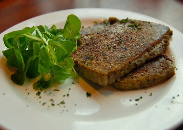 Scrapple (Mỹ) Để không lãng phí bất cứ bộ phận nào của con lợn, scrapple (thịt lợn băm đóng miếng) là món ăn hợp lý nhất. Thịt phế liệu đem luộc, băm nhỏ rồi kết hợp với bột ngô và các loại gia vị khác nhau. Nó được đúc thành hình dạng của ổ bánh, sau đó thái lát và chiên trong dầu. Scrapple (Mỹ) Để không lãng phí bất cứ bộ phận nào của con lợn, scrapple (thịt lợn băm đóng miếng) là món ăn hợp lý nhất. Thịt phế liệu đem luộc, băm nhỏ rồi kết hợp với bột ngô và các loại gia vị khác nhau. Nó được đúc thành hình dạng của ổ bánh, sau đó thái lát và chiên trong dầu.
