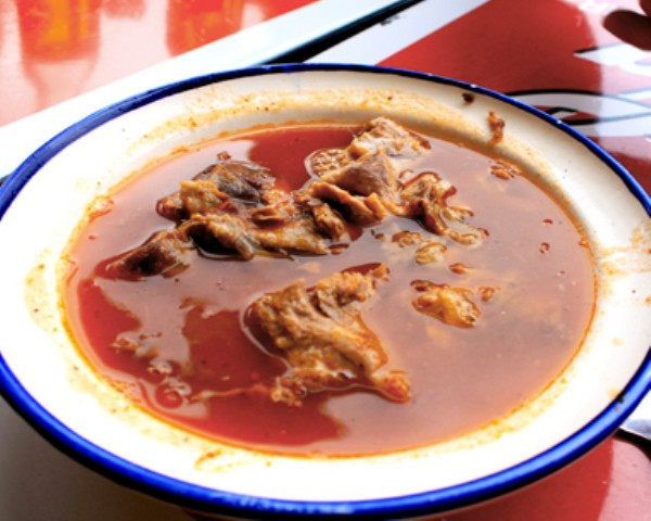 Siri Paya (Pakistan và Bangladesh) Siri có nghĩa là đầu còn Paya có nghĩa là bàn chân. Vì thế, bạn có thể đoán được ngay ra rằng Siri Paya là một món súp làm từ đầu và chân của một con bò, cừu, hoặc một con dê, sau đó thêm cà chua, hành tây và một ít hương vị cà ri. Siri Paya (Pakistan và Bangladesh) Siri có nghĩa là đầu còn Paya có nghĩa là bàn chân. Vì thế, bạn có thể đoán được ngay ra rằng Siri Paya là một món súp làm từ đầu và chân của một con bò, cừu, hoặc một con dê, sau đó thêm cà chua, hành tây và một ít hương vị cà ri.