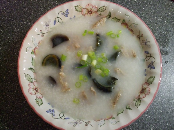 Cháo trứng Bắc Thảo (Trung Quốc) Điều gì làm cho món ăn này là món ăn sáng kỳ lạ nhất? Đó là trứng Bắc Thảo. Đây là loại trứng truyền thống được bọc trong một hỗn hợp gồm đất sét, muối, tro, vôi, lúa gạo và để trong vài tuần. Kết quả là lòng đỏ chuyển thành màu xám hoặc xanh đen, có mùi hăng và tương đối khó ăn. Cháo trứng Bắc Thảo (Trung Quốc) Điều gì làm cho món ăn này là món ăn sáng kỳ lạ nhất? Đó là trứng Bắc Thảo. Đây là loại trứng truyền thống được bọc trong một hỗn hợp gồm đất sét, muối, tro, vôi, lúa gạo và để trong vài tuần. Kết quả là lòng đỏ chuyển thành màu xám hoặc xanh đen, có mùi hăng và tương đối khó ăn.