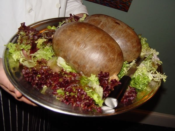 Haggis (Scottland) Haggis là một món ăn có chứa nội tạng của cừu (tim, gan, phổi) băm nhỏ với hành tây, bột yến mạch, mỡ ở thận cừu, gia vị, muối, trộn với nhau và theo truyền thống, nhồi trong dạ dày của cừu rồi đem luộc trong vài giờ. Haggis (Scottland) Haggis là một món ăn có chứa nội tạng của cừu (tim, gan, phổi) băm nhỏ với hành tây, bột yến mạch, mỡ ở thận cừu, gia vị, muối, trộn với nhau và theo truyền thống, nhồi trong dạ dày của cừu rồi đem luộc trong vài giờ.