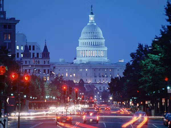 Washington UHNW: 2.300 người Với khoảng 5,6 triệu dân, cứ 2.435 cư dân sống ở thủ đô của nước Mỹ thì có một người sở hữu tài sản trên 30 triệu USD. Những tỷ phú nổi bật nhất ở đây là David Rubenstein (đồng sáng lập Tập đoàn Carlyle), Steven và Mitchell Rales của Danaher Corp, Daniel Snyder (người sở hữu hãng Redskins).