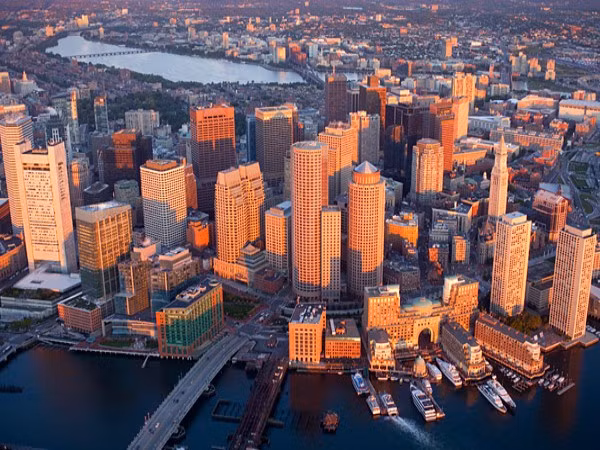 Boston UHNW: 890 người Boston chiếm khoảng 1,5% số người giàu trên toàn nước Mỹ. Những cư dân tỷ phú ở đây phải kể đến hai cha con Edward C. Johnson và Abigail Johnson của Tập đoàn Fidelity, đồng sáng lập Tập đoàn khoa học Boston - John Abele và Peter Nicholas, Jack Manning của hãng Boston Capital và Arthur Demoulas của Demoulas Market Basket.