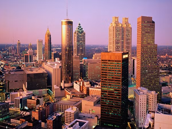 Atlanta UHNW: 960 người Theo Phòng thống kê dân số Hoa Kỳ, cứ 5.480 người ở Atlanta thì có 1 người sở hữu tài sản trên 30 triệu USD. Một số công ty lớn có trụ sở ở thành phố như: Coca-Cola, Turner Broadcasting, Home Depot và Delta Airlines. Atlanta là trung tâm hàng không lớn nhất thế giới và là trung tâm kinh tế lớn phía Đông Nam nước Mỹ. Trong số siêu giàu ở đây phải kể đến nữ tỷ phú Anne Cox Chambers, S. Truett Cathy (người sáng lập chuỗi cửa hàng ăn nhanh Chick-fil-A), tỷ phú Bernard Marcus.