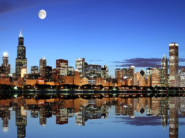 Chicago UHNW: 2.550 người Đây là thành phố đông dân thứ ba tại Hoa Kỳ và đứng thứ tư về số người có tài sản từ 30 triệu USD trở lên. Chicago là một trung tâm tài chính lớn. Những công ty lớn đáng chú ý ở Chicago bao gồm: Tập đoàn CME, hãng sản xuất máy bay Boeing, United Airlines, MillerCoors, Groupon và RR Donnelley. Tỷ phú ở Chicago phải kể đến “nữ hoàng truyền thông” Oprah Winfrey, nhà đầu cơ trứ danh Sam Zell, Joe Mansueto - ông chủ của tập đoàn đầu tư Morningstar. Chicago UHNW: 2.550 người Đây là thành phố đông dân thứ ba tại Hoa Kỳ và đứng thứ tư về số người có tài sản từ 30 triệu USD trở lên. Chicago là một trung tâm tài chính lớn. Những công ty lớn đáng chú ý ở Chicago bao gồm: Tập đoàn CME, hãng sản xuất máy bay Boeing, United Airlines, MillerCoors, Groupon và RR Donnelley. Tỷ phú ở Chicago phải kể đến “nữ hoàng truyền thông” Oprah Winfrey, nhà đầu cơ trứ danh Sam Zell, Joe Mansueto - ông chủ của tập đoàn đầu tư Morningstar.