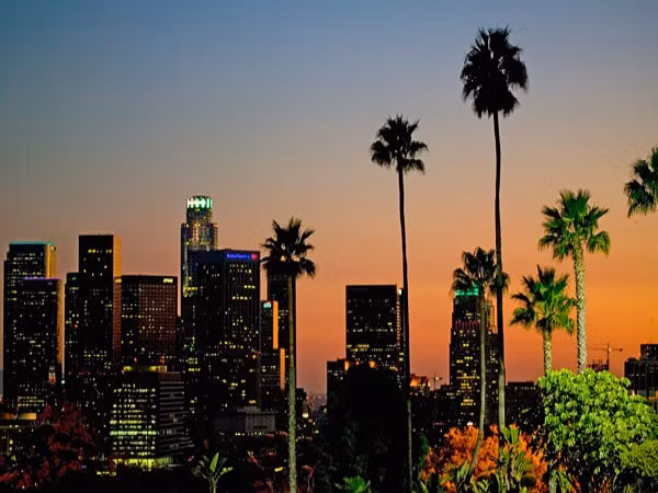 Los Angeles UHNW: 4.350 người Thành phố đông dân nhất bang California này cũng tự hào là thành phố đứng đầu về tổng số người giàu có. Los Angeles nổi tiếng là một trung tâm giải trí, đồng thời là nhà của rất nhiều tỷ phú như: hai thế lực của giới truyền thông là David Geffen và Sumner Redstone, doanh nhân Kirk Kerkorian và đạo diễn lừng danh Steven Spielberg.