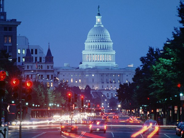 Washington UHNW: 2.300 người Với khoảng 5,6 triệu dân, cứ 2.435 cư dân sống ở thủ đô của nước Mỹ thì có một người sở hữu tài sản trên 30 triệu USD. Những tỷ phú nổi bật nhất ở đây là David Rubenstein (đồng sáng lập Tập đoàn Carlyle), Steven và Mitchell Rales của Danaher Corp, Daniel Snyder (người sở hữu hãng Redskins). Washington UHNW: 2.300 người Với khoảng 5,6 triệu dân, cứ 2.435 cư dân sống ở thủ đô của nước Mỹ thì có một người sở hữu tài sản trên 30 triệu USD. Những tỷ phú nổi bật nhất ở đây là David Rubenstein (đồng sáng lập Tập đoàn Carlyle), Steven và Mitchell Rales của Danaher Corp, Daniel Snyder (người sở hữu hãng Redskins).