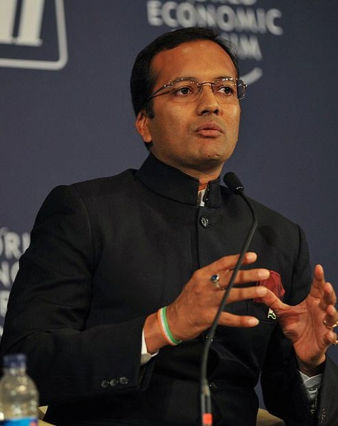 4. Savitri Jindal và gia đình – 10,9 tỷ USD Gia đình Jindal là chủ sở hữu Jindal Group, một tập đoàn hàng đầu trong lĩnh vực khai thác mỏ và sản xuất thép, có giá trị thị trường khoảng 15 tỷ USD. Gia đình Jindal đã mất gần một phần năm tổng tài sản của mình từ năm ngoái sau khi công ty thép JSW Steel buộc phải đóng cửa một nhà máy do lệnh cấm của chính phủ về khai thác quặng sắt trong khu vực. 4. Savitri Jindal và gia đình – 10,9 tỷ USD Gia đình Jindal là chủ sở hữu Jindal Group, một tập đoàn hàng đầu trong lĩnh vực khai thác mỏ và sản xuất thép, có giá trị thị trường khoảng 15 tỷ USD. Gia đình Jindal đã mất gần một phần năm tổng tài sản của mình từ năm ngoái sau khi công ty thép JSW Steel buộc phải đóng cửa một nhà máy do lệnh cấm của chính phủ về khai thác quặng sắt trong khu vực.