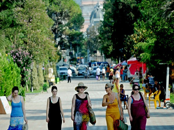 6. Georgia Dân số: ước tính 4,57 triệu người (tháng7/2012) GDP bình quân đầu người: 5.400 USD (2011) Trong khi nhiều quốc gia châu Âu tụt hạng tín dụng thì tín dụng Georgia lại tăng lên. Thuế và hải quan đã trở nên ít phức tạp hơn và minh bạch hơn đã tạo điều kiện cho các nhà đầu tư. Người tiêu dùng của nước này cũng đang chuyển từ mua sắm tại chợ và các cửa hàng nhỏ sang các siêu thị và cửa hàng bán lẻ lớn hơn.