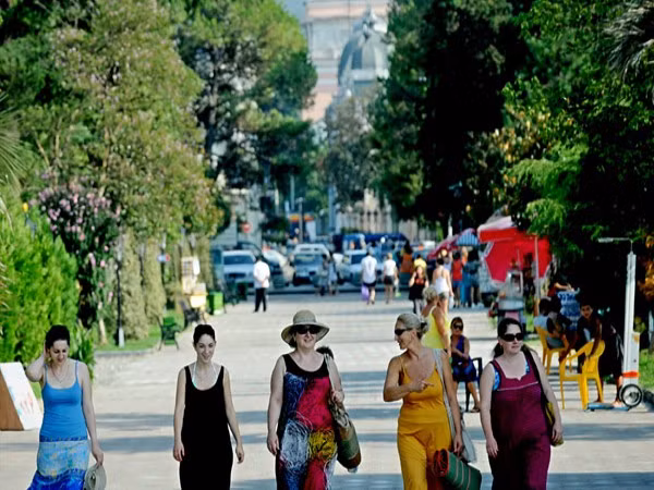6. Georgia Dân số: ước tính 4,57 triệu người (tháng7/2012) GDP bình quân đầu người: 5.400 USD (2011) Trong khi nhiều quốc gia châu Âu tụt hạng tín dụng thì tín dụng Georgia lại tăng lên. Thuế và hải quan đã trở nên ít phức tạp hơn và minh bạch hơn đã tạo điều kiện cho các nhà đầu tư. Người tiêu dùng của nước này cũng đang chuyển từ mua sắm tại chợ và các cửa hàng nhỏ sang các siêu thị và cửa hàng bán lẻ lớn hơn.