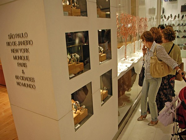 1. Brazil Xếp hạng năm 2011: 1 Dân số: ước tính 205,7 triệu người (tháng7/2012) GDP bình quân đầu người: 11.600 USD (2011) Hai năm liền Brazil đứng thứ nhất trong bảng xếp hạng. Đó là do tầng lớp trung lưu của nước này đang tăng lên, tỷ lệ tiêu thụ cao, dân số đô thị lớn, ít rủi ro chính trị và tài chính. Ngoài ra, dân số tương đối trẻ của Brazil và chi tiêu bình quân đầu người trong các lĩnh vực may mặc và hàng xa xỉ cao, làm cho quốc gia này trở thành một điểm đến hàng đầu của các nhà bán lẻ. Trong năm qua, các nhà bán lẻ như Topshop, Sephora, Lanvin và Debenhams đã gia nhập thị trường Brazil. Thậm chí, Starbucks dự kiến sẽ tăng gấp đôi số lượng cửa hàng lên 64 vào cuối năm.