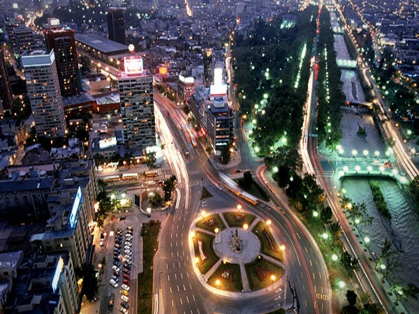 2. Chile Xếp hạng năm 2011: 2 Dân số: ước tính 17,06 triệu người (tháng7/2012) GDP bình quân đầu người: 16.100 USD (2011) Chile vẫn ổn định ở vị trí thứ hai trong chỉ số bán lẻ. Chile là một trong những thị trường sôi động và cạnh tranh nhất trong khu vực Mỹ Latinh. GDP dự kiến sẽ tăng trưởng 6,2% trong năm 2012. Lạm phát thấp và ít rủi ro khiến cho nhiều nhà bán lẻ chọn Chile là thị trường đầu tiên của họ ở Nam Mỹ.