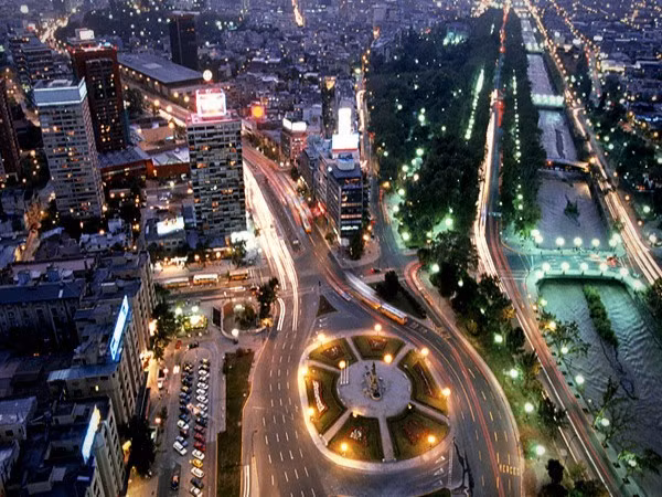 2. Chile Xếp hạng năm 2011: 2 Dân số: ước tính 17,06 triệu người (tháng7/2012) GDP bình quân đầu người: 16.100 USD (2011) Chile vẫn ổn định ở vị trí thứ hai trong chỉ số bán lẻ. Chile là một trong những thị trường sôi động và cạnh tranh nhất trong khu vực Mỹ Latinh. GDP dự kiến sẽ tăng trưởng 6,2% trong năm 2012. Lạm phát thấp và ít rủi ro khiến cho nhiều nhà bán lẻ chọn Chile là thị trường đầu tiên của họ ở Nam Mỹ.