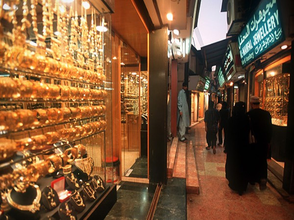 8. Oman Dân số: ước tính 3,09 triệu người (tháng7/2012) GDP bình quân đầu người: 26.200 USD (2011) Các cửa hàng bán lẻ hiện đại đang dần dần thay thế các chợ truyền thống ngoài trời và các cửa hàng nhỏ, đặc biệt là tại thủ đô Muscat. Mặc dù tốc độ thay đổi chậm hơn so với ở một số quốc gia Trung Đông khác, nhưng Oman cho phép người nước ngoài có quyền sở hữu, làm cho nước này một môi trường đầu tư thuận lợi hơn những nước khác trong khu vực.