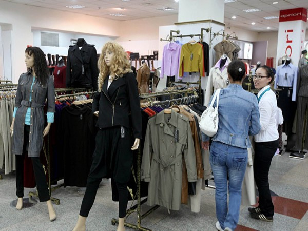 9. Mông Cổ Dân số: ước tính 3,17 triệu người (tháng7/2012) GDP bình quân đầu người: 4.500 USD (2011) Lần đầu tiên lọt vào top 10, Mông Cổ đã xếp ngay ở vị trí thứ 9. Ngành công nghiệp khai thác phát triển mạnh do nhu cầu than của Trung Quốc đã thúc đẩy mạnh mẽ nền kinh tế của Mông Cổ và giúp người dân Mông Cổ đạt được mức thu nhập trung bình. Hiện nay, sự giàu của nước này rất tập trung, làm cho các nhà bán lẻ hàng cao cấp dễ dàng nắm bắt người tiêu dùng. LVMH vào Mông Cổ năm 2009, sau đó là Zegna, Hugo Boss, Cartier, L'Occitane, Dunhill, Burberry…