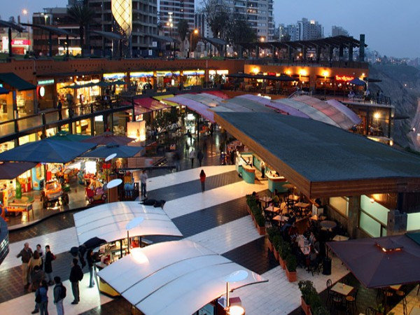 10. Peru Xếp hạng năm 2011: 7 Dân số: ước tính 29,5 triệu người (tháng7/2012) GDP bình quân đầu người: 10.000 USD (2011) Kinh tế ở Mỹ Latinh đang phát triển kéo theo sự tăng trưởng của ngành bán lẻ. 7 quốc gia Mỹ Latin đã được đứng bảng xếp hạng 30 quốc gia có ngành bán lẻ năng động nhất. Peru đứng thứ 10 với GDP tăng trưởng 5% trong năm 2011 và doanh số bán lẻ tăng 13%. Peru sẽ là thị trường tiềm năng của các thương hiệu nổi tiếng như: hệ thống bán lẻ cao cấp Giorgio Armani, Chanel, Brooks Brothers, đồ thể thao Puma…