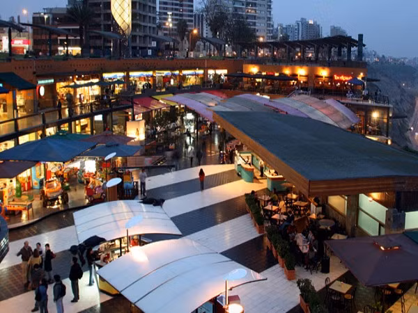 10. Peru Xếp hạng năm 2011: 7 Dân số: ước tính 29,5 triệu người (tháng7/2012) GDP bình quân đầu người: 10.000 USD (2011) Kinh tế ở Mỹ Latinh đang phát triển kéo theo sự tăng trưởng của ngành bán lẻ. 7 quốc gia Mỹ Latin đã được đứng bảng xếp hạng 30 quốc gia có ngành bán lẻ năng động nhất. Peru đứng thứ 10 với GDP tăng trưởng 5% trong năm 2011 và doanh số bán lẻ tăng 13%. Peru sẽ là thị trường tiềm năng của các thương hiệu nổi tiếng như: hệ thống bán lẻ cao cấp Giorgio Armani, Chanel, Brooks Brothers, đồ thể thao Puma…